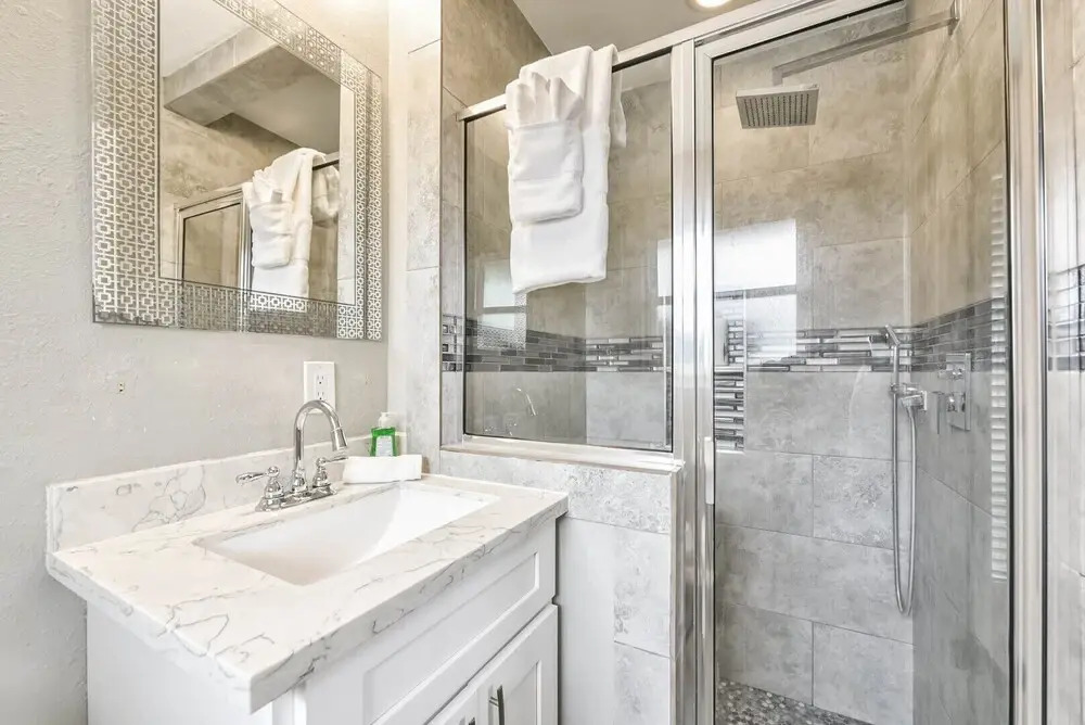 West End in SW Houston, Sleeps 10, Work-cation, King Bd, Pet, High Speed Wifi