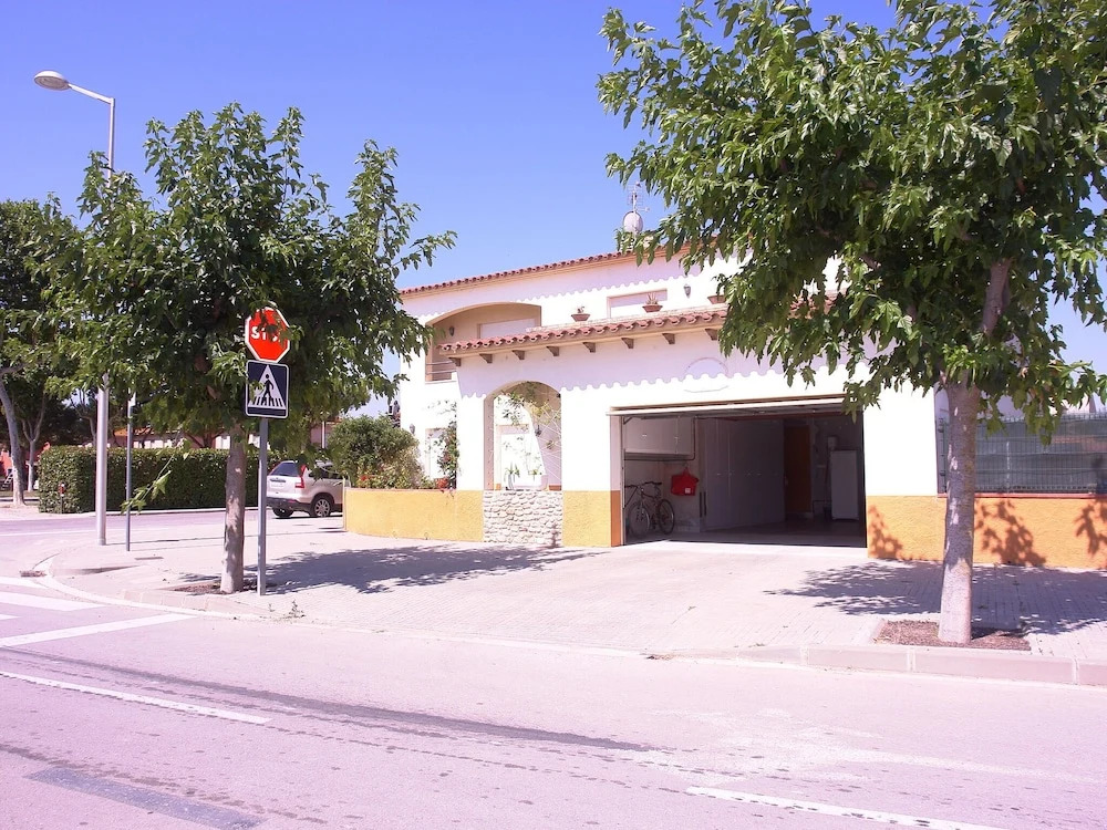 Boutique Holiday Home in Sant Pere Pescador With Garden and Garage