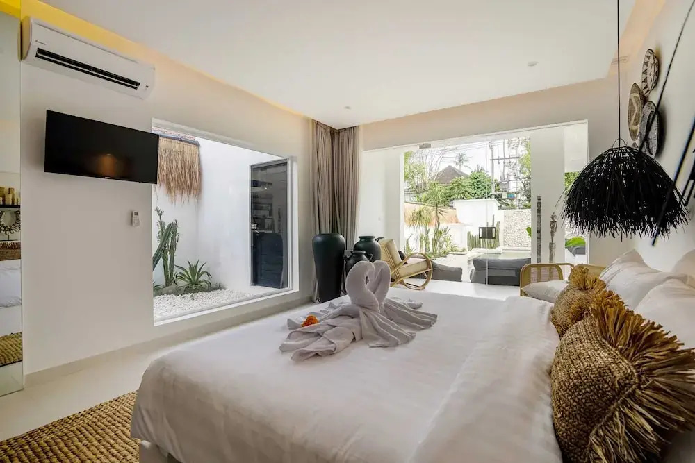 Villa Laut - 4BR Luxury Villa within Walking Distance to Seseh Beach