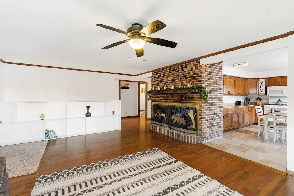 Lakeside Brick Retreat For 8