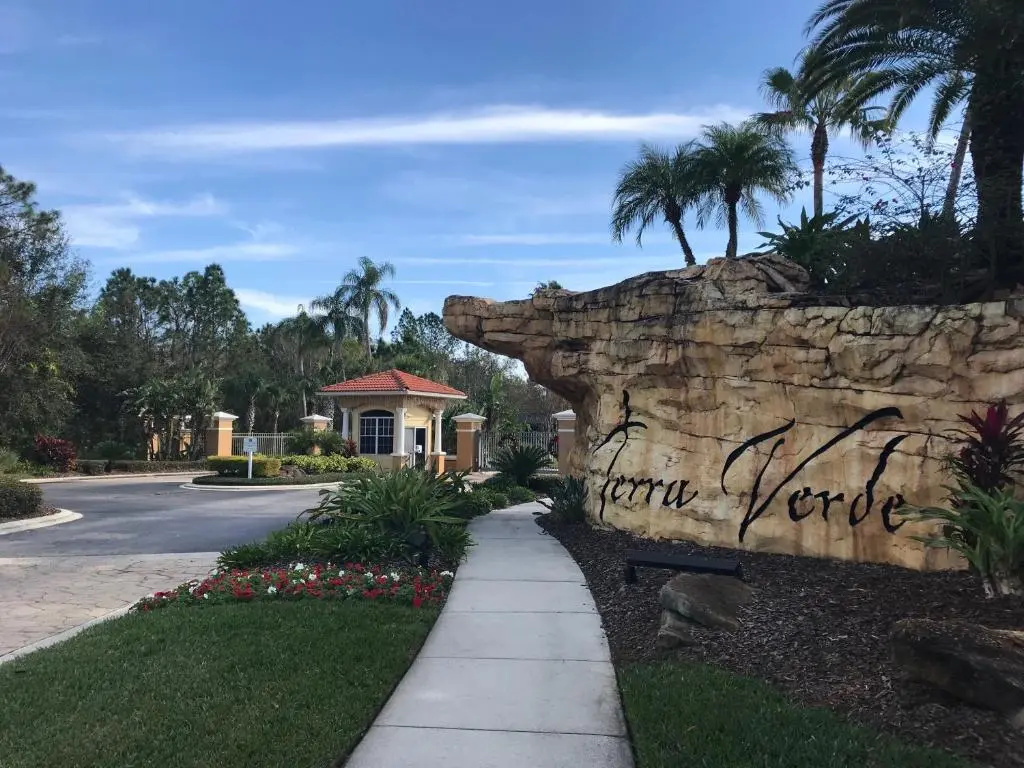 Disney Dream with Hot Tub, Pool, Xbox, Games Room, Lakeview, 10 min to Disney, Clubhouse