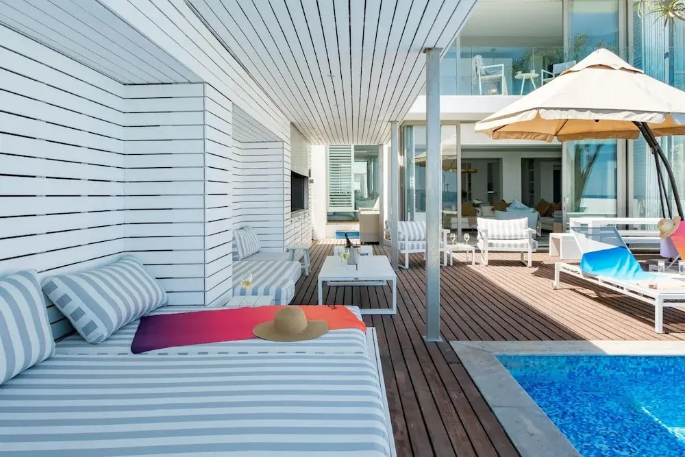 Villa Bleu Blanc in Camps Bay With Pool and Views