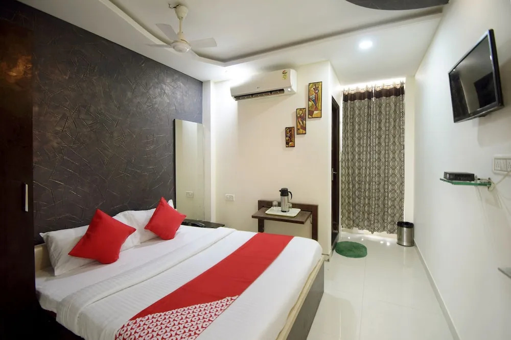 OYO Flagship 80565 Hotel Royal Inn