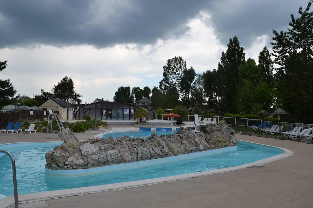 Bungalow With 2 Bedrooms in Onzain, With Terrace
