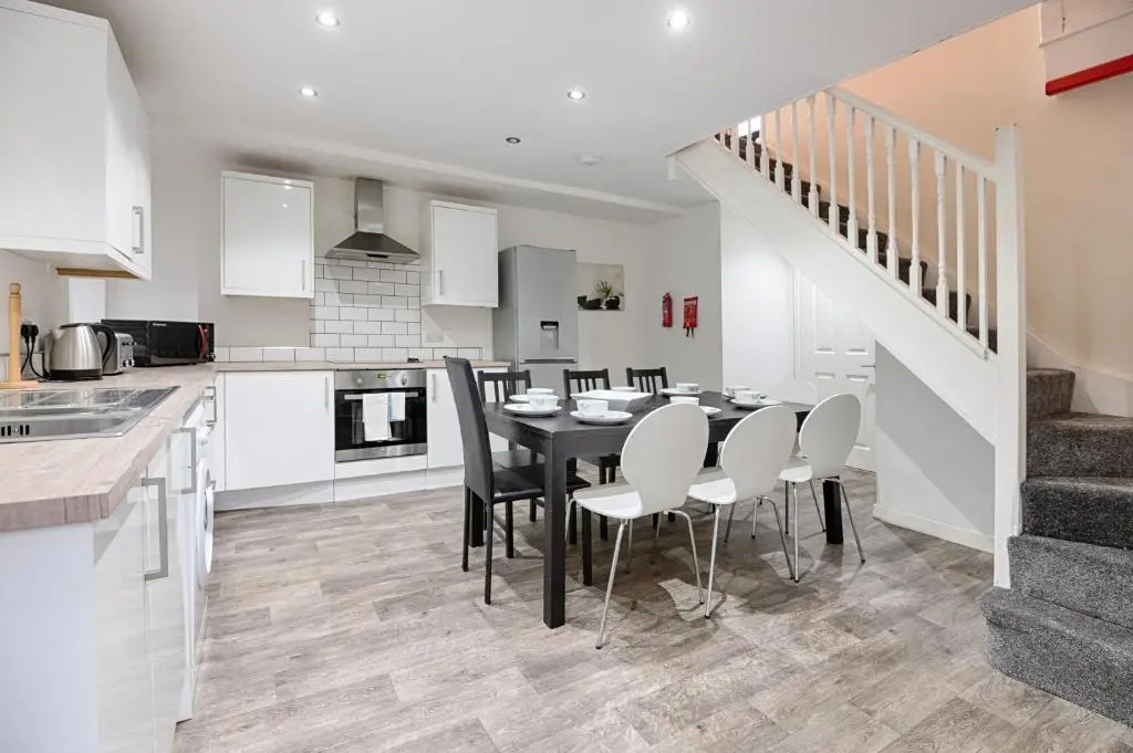 Perfect Location with Parking - Jersey House - TV in every Bedroom!