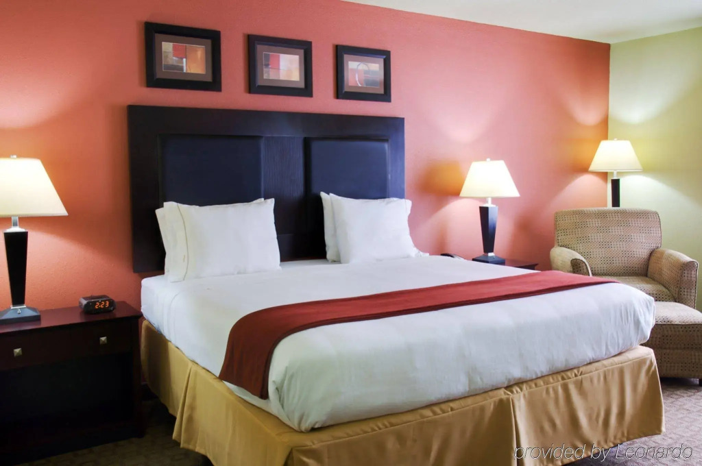 Holiday Inn Express & Suites Alexandria by IHG