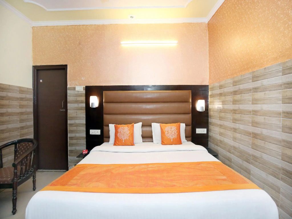 OYO 12155 Hotel Awdesh Inn