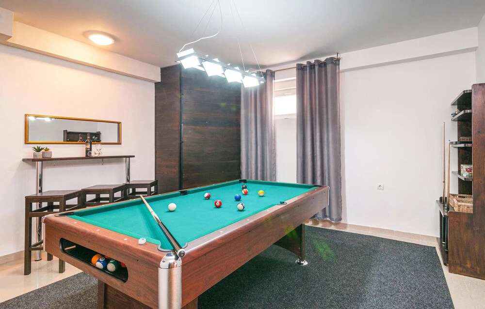 Six-Bedroom Holiday Home In Zrnovnica