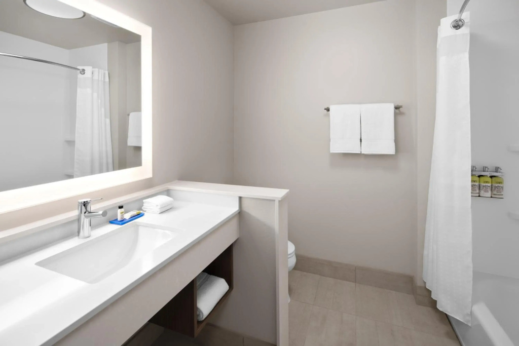 Holiday Inn Express & Suites Elkhorn - Lake Geneva Area by IHG