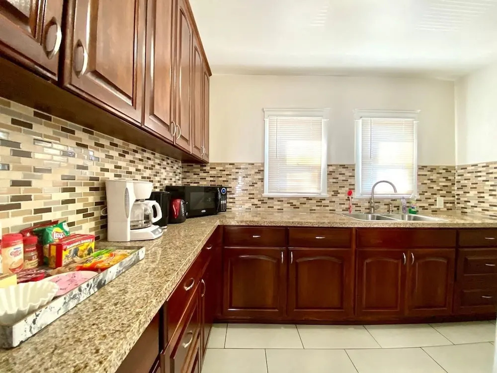 10 Min To The Beach! Perfect For A Family Or Friend Group. Self Check-in & Recently Renovated 2 Bedroom Apts by RedAwning