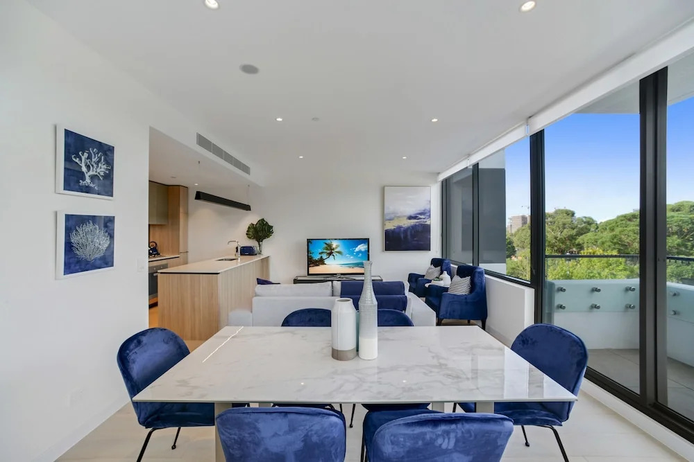New Luxury Apartment Walking to Shops & Cinema