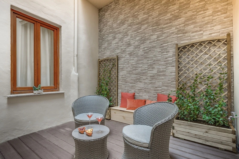 Giglio Courtyard