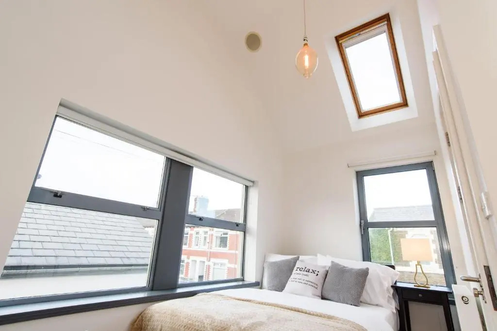 2 Bed Cardiff House with Hot Tub, BBQ, Terrace & Free Parking