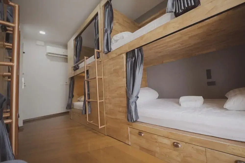 Poshtel 56