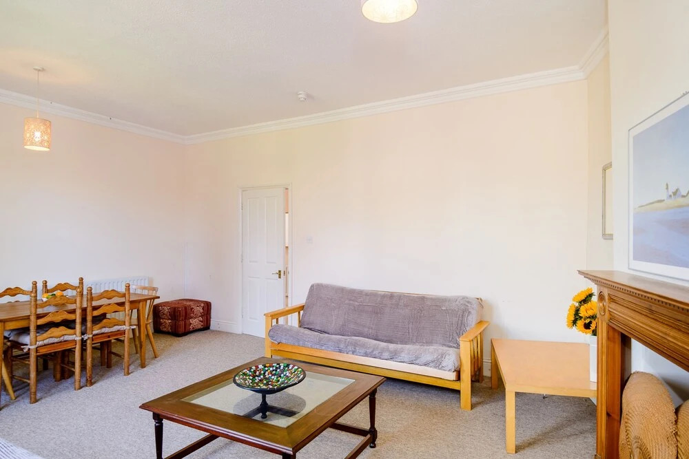 Spacious 4 Bedroom Home on Gloucester Road
