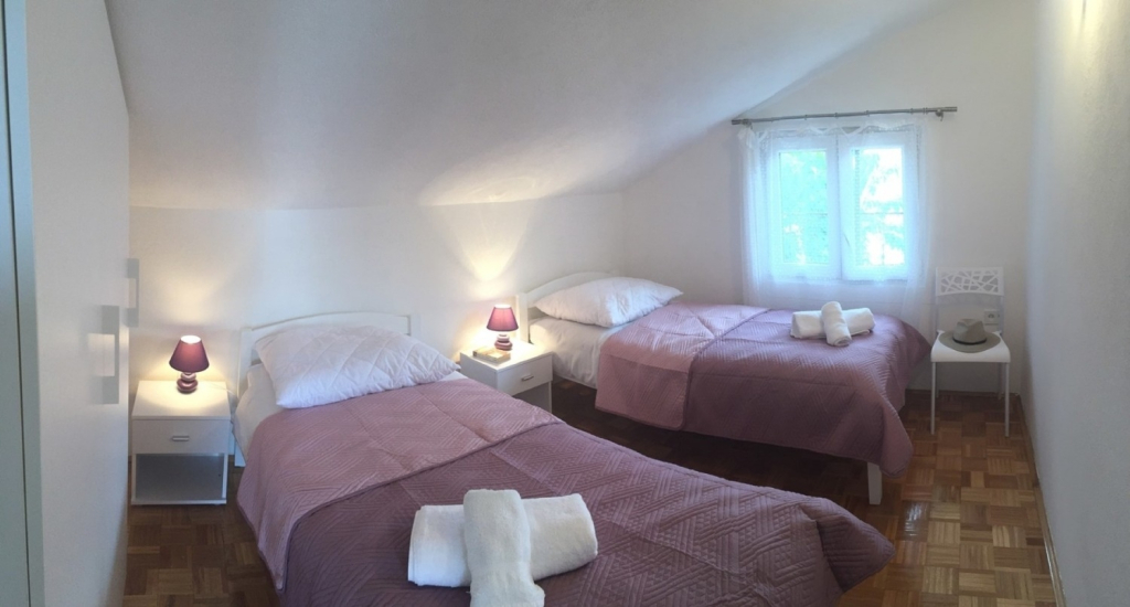 Apartment Željko - affordable and with sea view A1 Maslinica, Island Solta