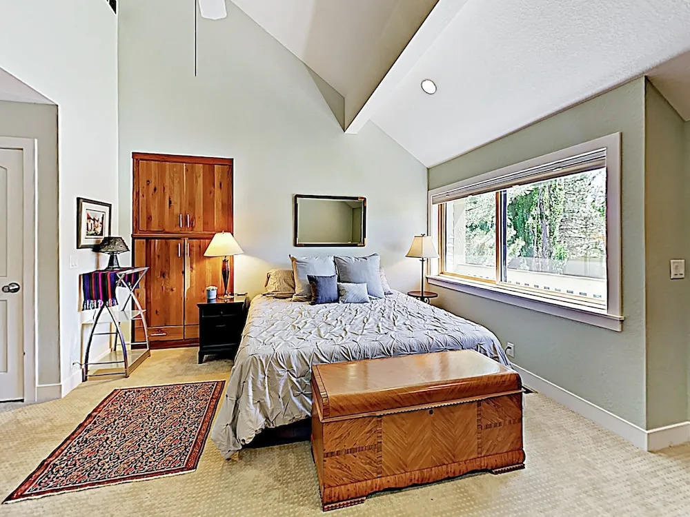 New Listing! Private Hot Tub, Walk To Sundance 2 Bedroom Condo