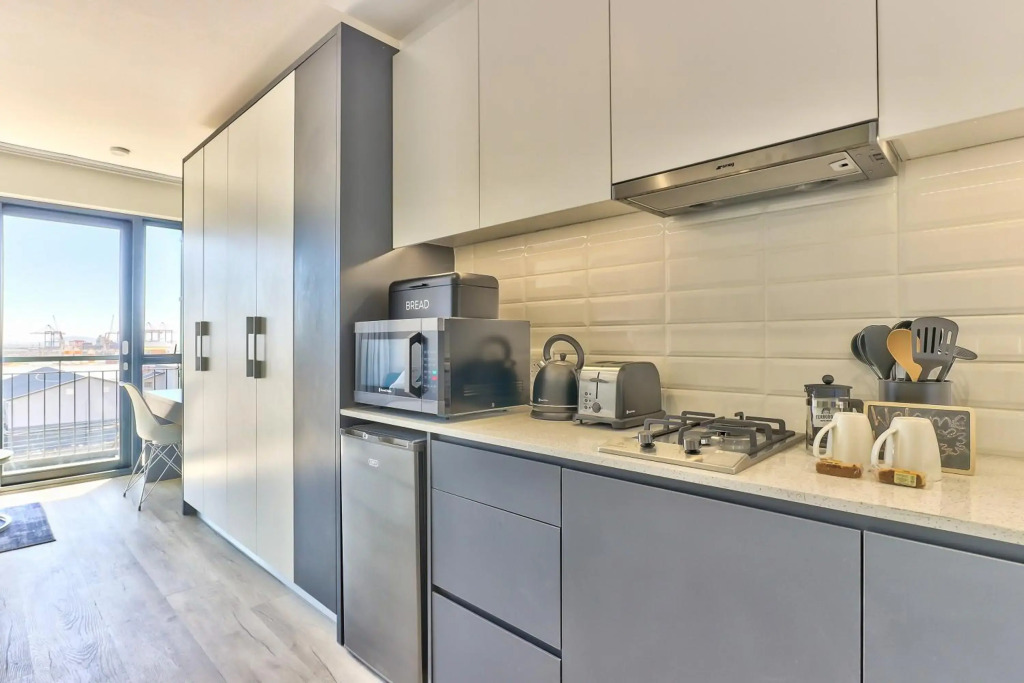 Stunning work pad on 1onAlbert- 601