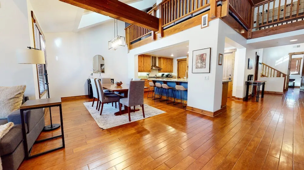 Snowcreek VI The Lodges 1130 Pet-Friendly, Beautiful and Spacious, Garage and Washer Dryer by RedAwning