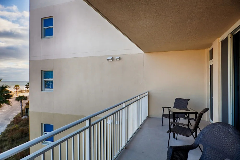 Waterscape A317 - 2 Br condo by RedAwning