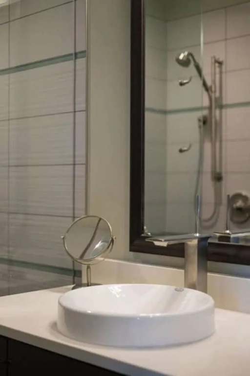 Downtown Penthouse with Free Parking
