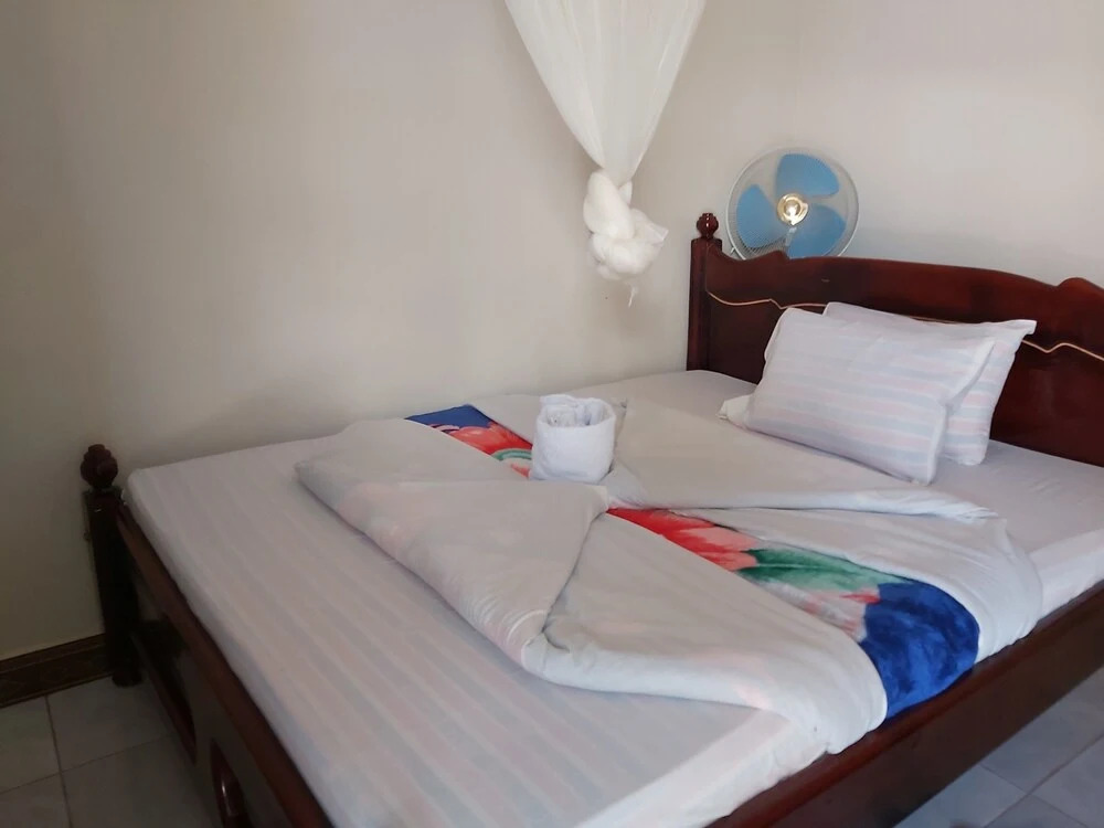 Famko Hotel - Sleeps 24 - Parking - Garden