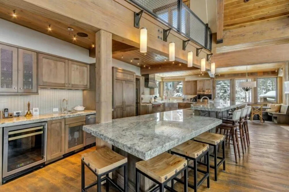 Luxurious 6-bedroom Ski-in/ski-out Home, Very Spacious, With Private hot tub and Game Room
