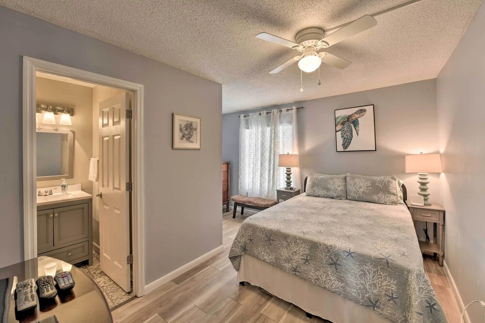 Relaxing Harbor Island Condo: Walk to the Beach!