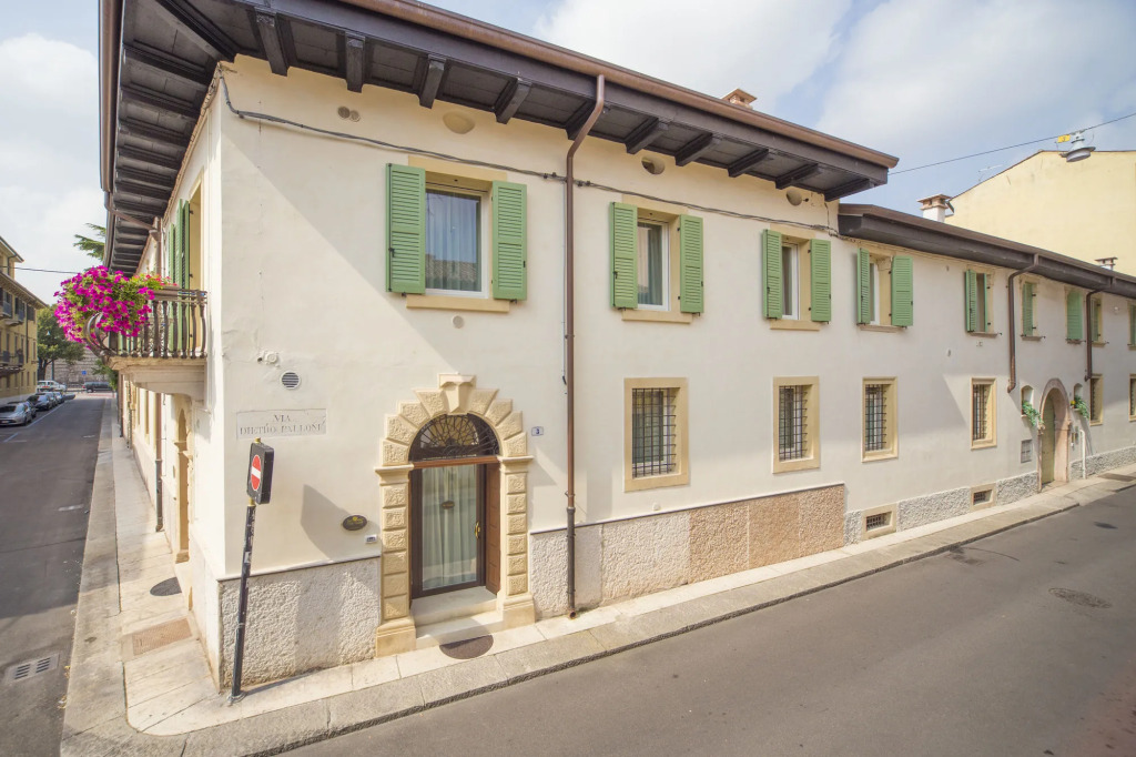 Lady Capulet Apartments