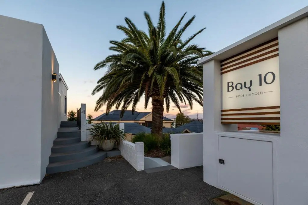 Bay 10 - Suites and Apartments