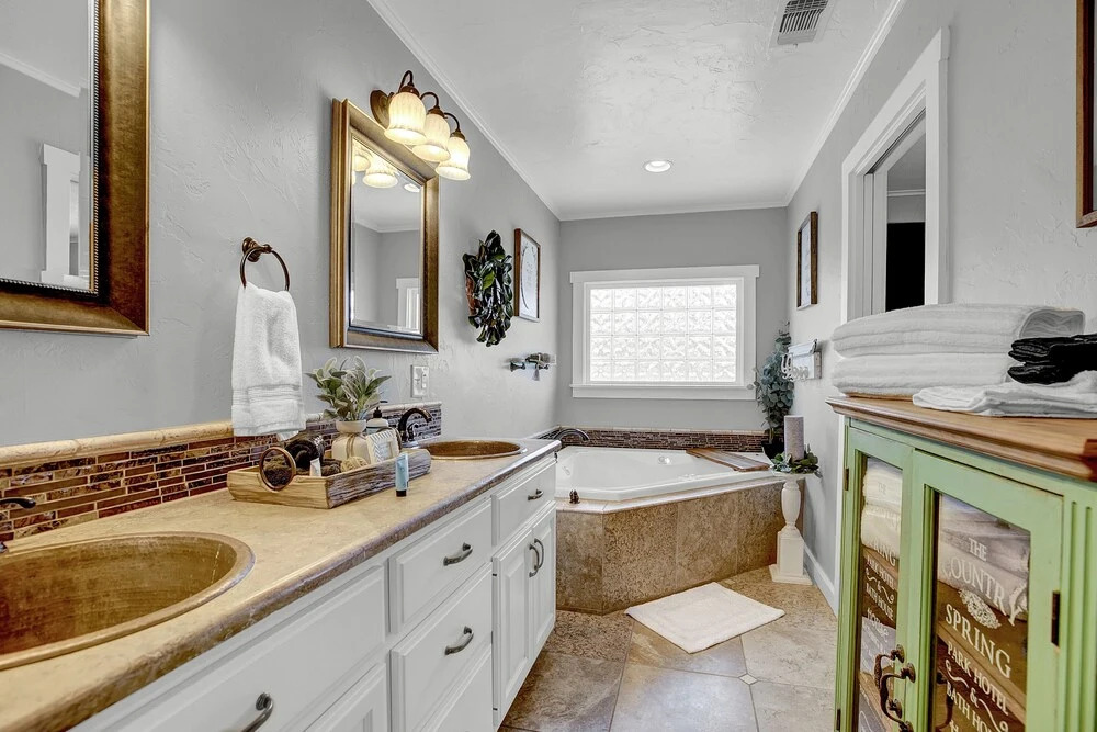 Upscale Home 15 Min Walk to Main St. With Grill!