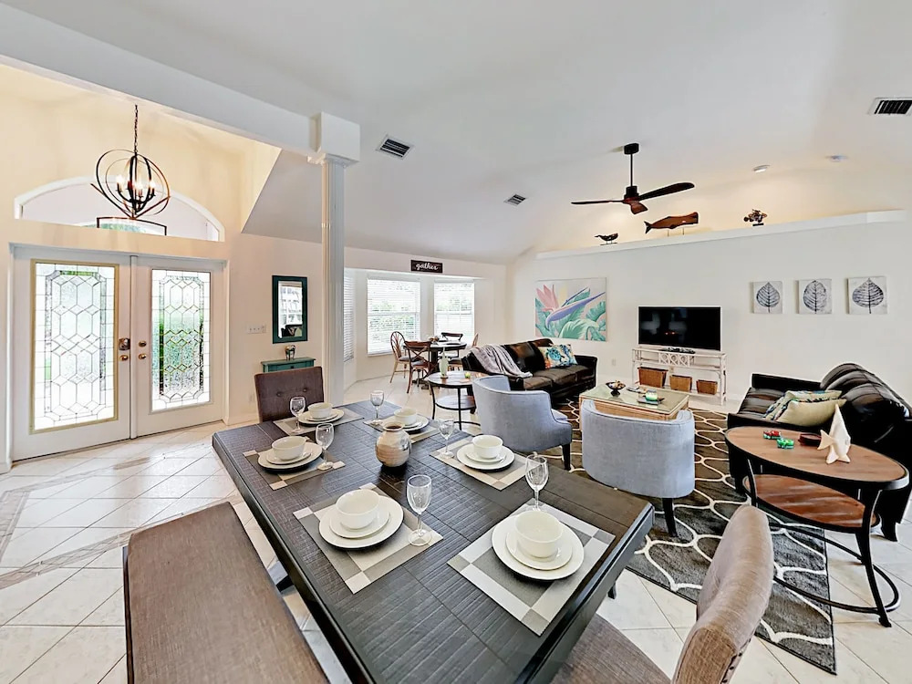 445 Bayshore Drive Home 4 Bedrooms 2 Bathrooms Home