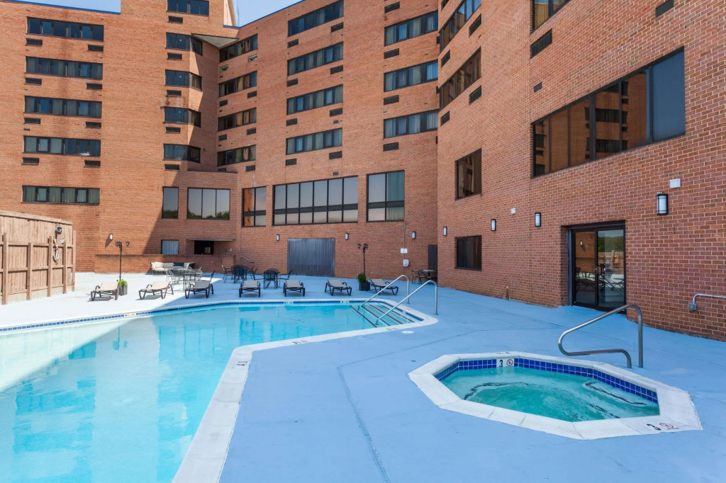 Apm Inn & Suites