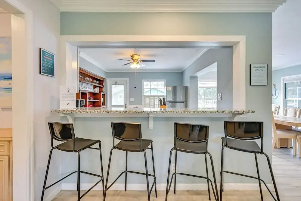 Relax on the Grand River! Bright Waterfront Home