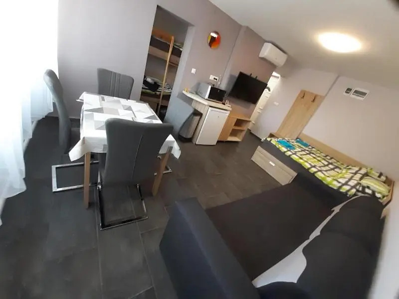 Vízparti gyermekbarát teljesen felújított Apartman, őrzött, saját strand, parkoló, étterem