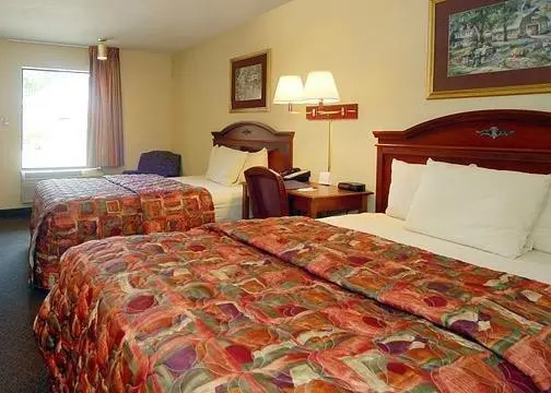 Econo Lodge Inn & Suites