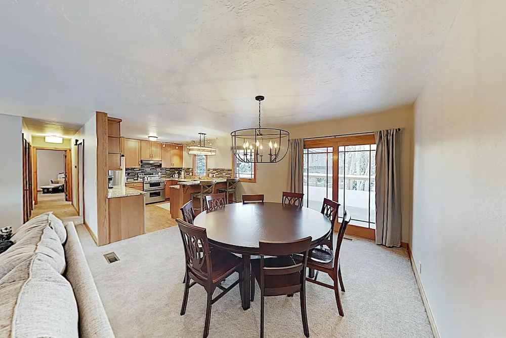 Amazing Alpine Getaway, Walk To Bus - Near Slopes 5 Bedroom Home