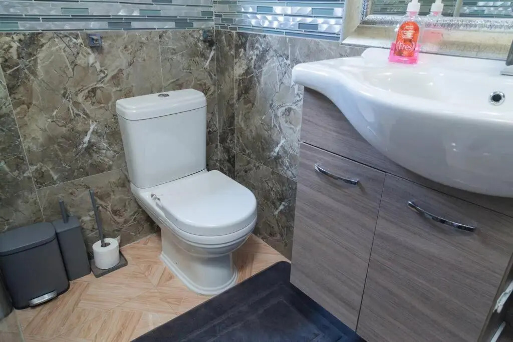 Netflix/WI-FI, 3 bedroom and free parking