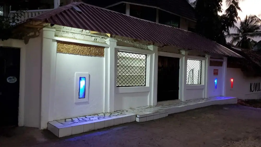1 Bed Villa - Sleeps 2 - Pool - Smoking - Parking