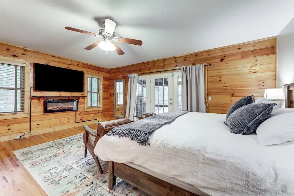 Luxe Smoky Mountains Cabin w/ Hot Tub & Views!