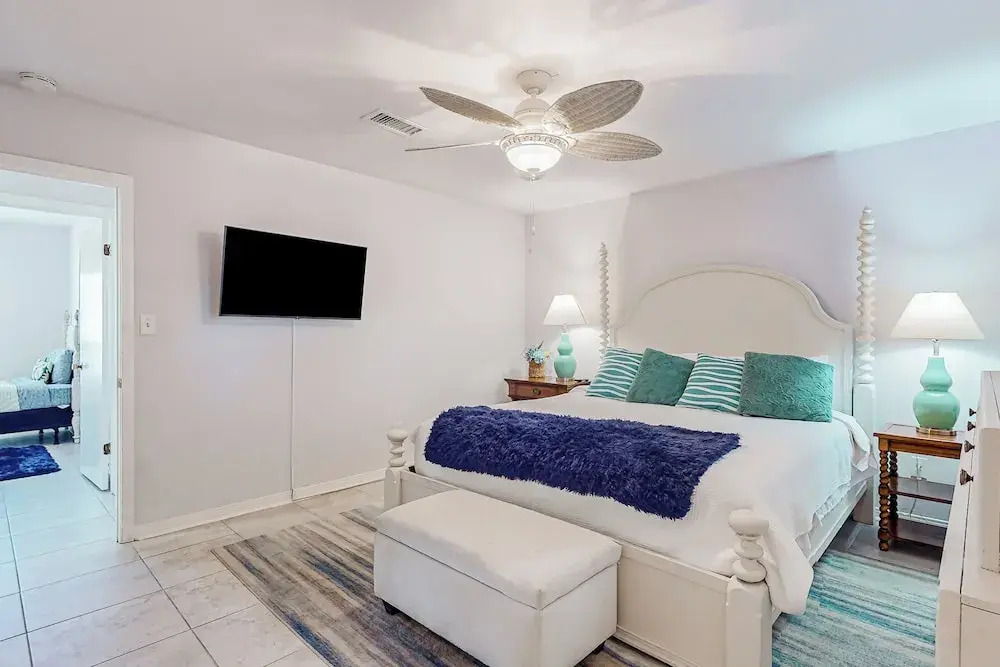 3BR Next to Park w/ Large Yard, AC & W & D