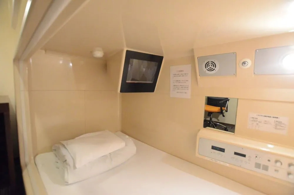 Kumamoto Capsule Hotel - Hostel, Caters to Men