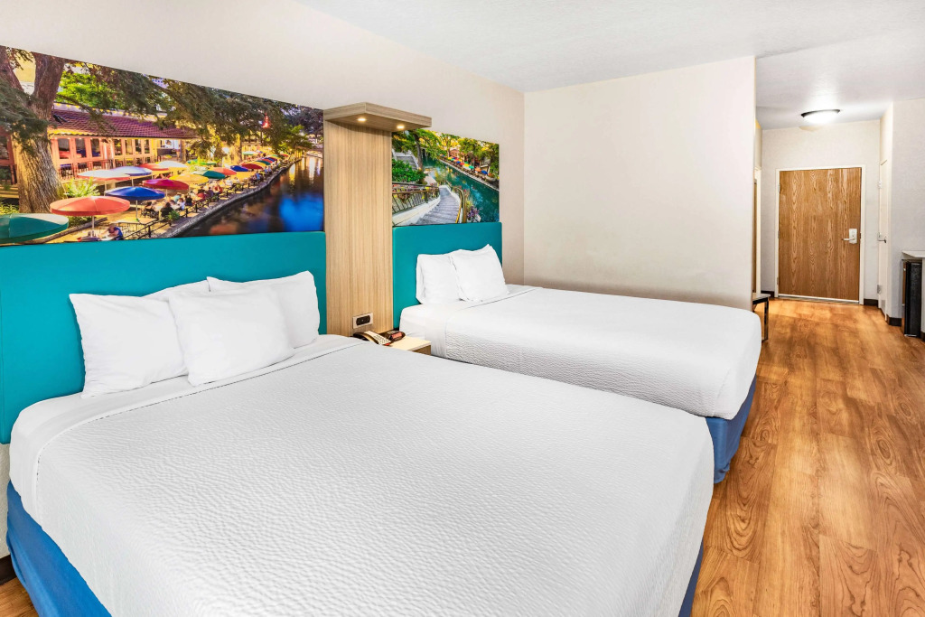 Days Inn & Suites by Wyndham San Antonio near Frost Bank Center