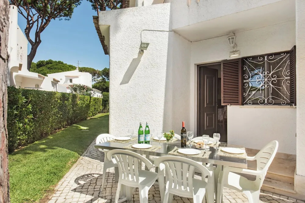 Residential cul-de-sac walking distance to centre, private pool, free AC wifi