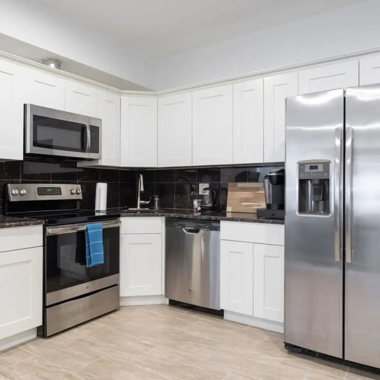 Cherry Suites 2BR Apt w W D Arcade Machine