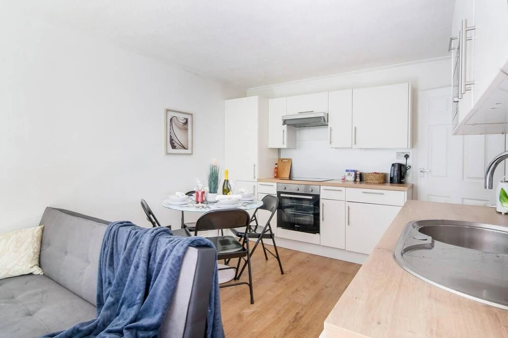 Livestay - 2 Bed Apt, Free Parking in Luton