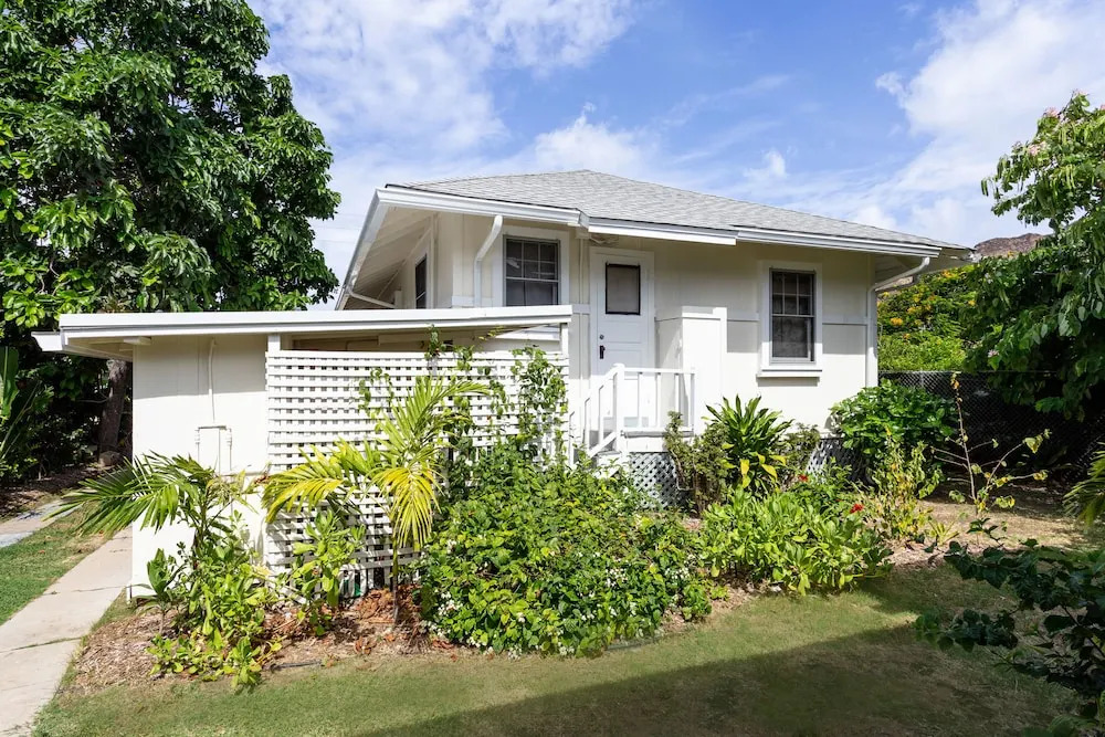 Upgraded 2br W/ Diamond Head Views - Walk To Beach 2 Bedroom Cottage