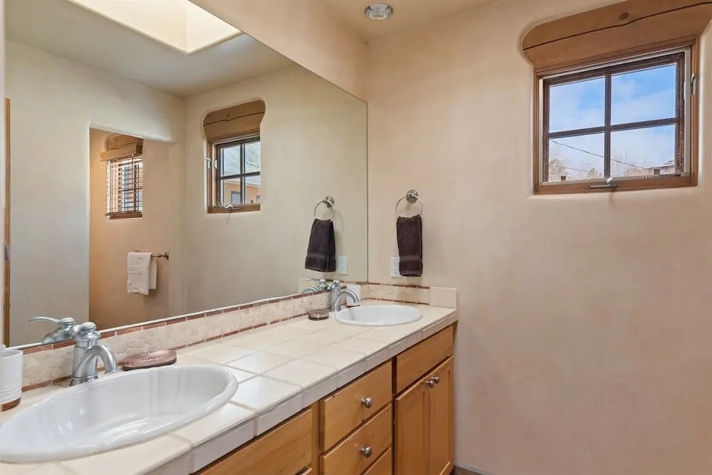 Art Haven - Stylish Southwestern Comfort, Walk to The Plaza