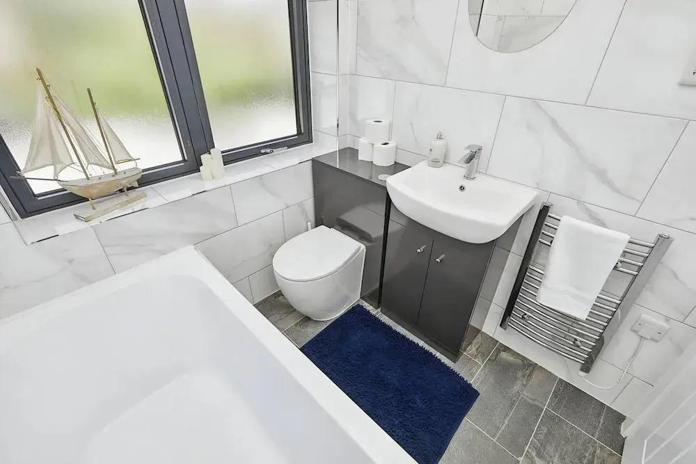 Modern 2 Bedroom House With Free Gated Parking