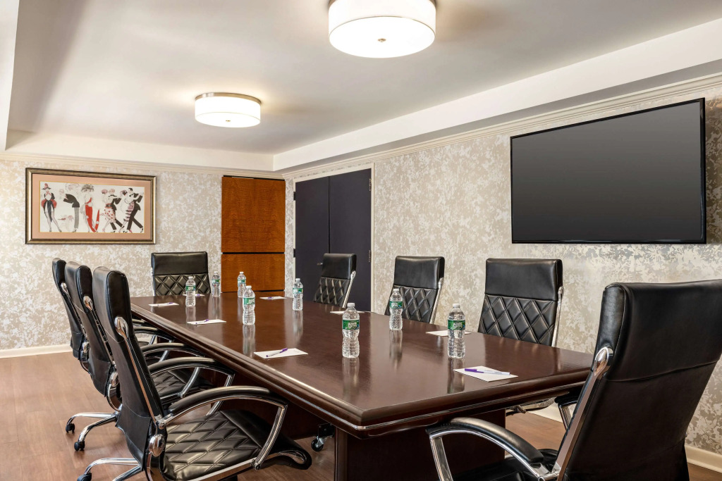 Inn at Great Neck, WorldHotels Crafted